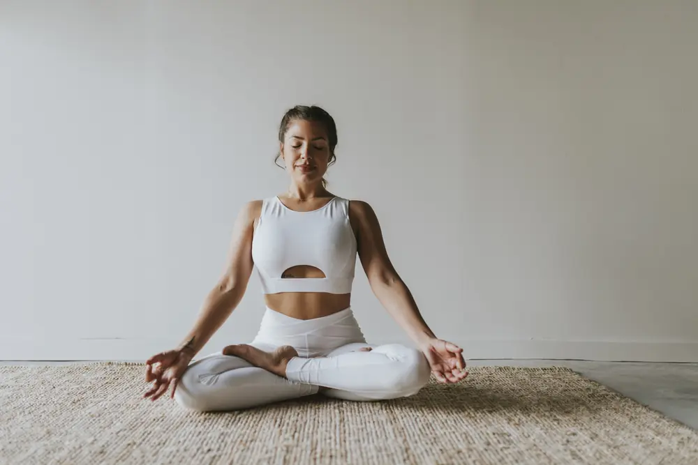 Mujer meditando durante una pausa de bienestar