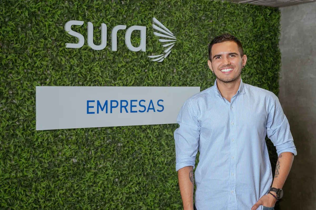 Asesor de Empresas SURA en las oficinas del programa