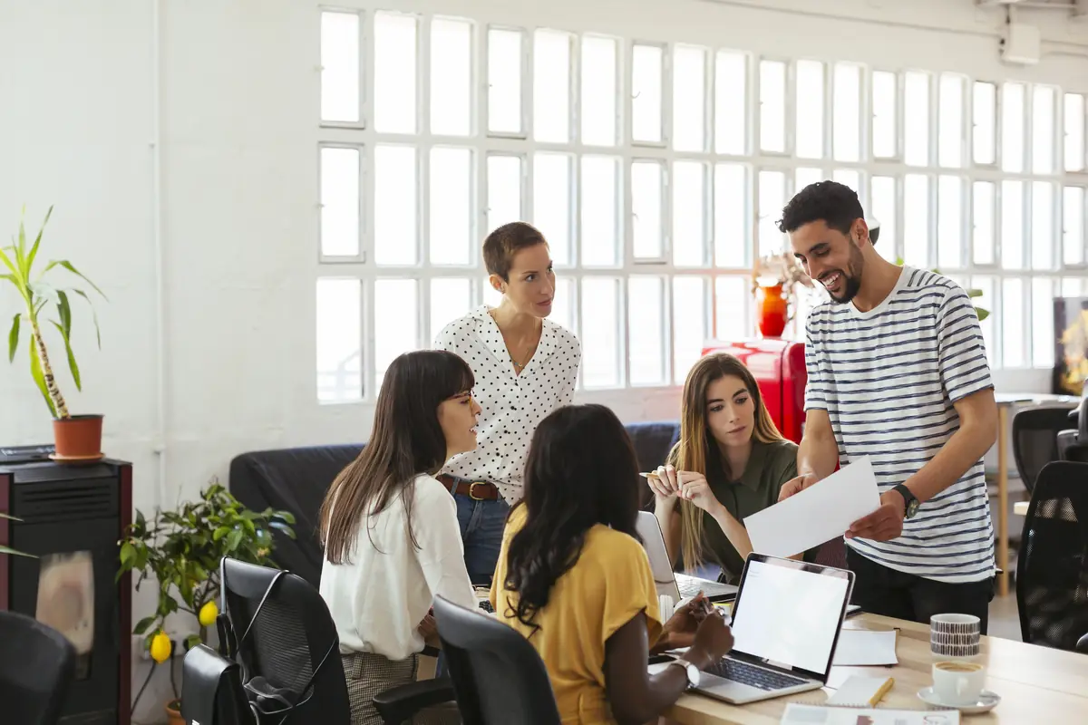 Equipo de trabajo reunido en una oficina